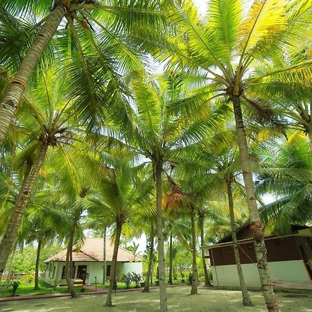 REGANT LAKE VILLAGE, Kollam. Chavara Esterno foto