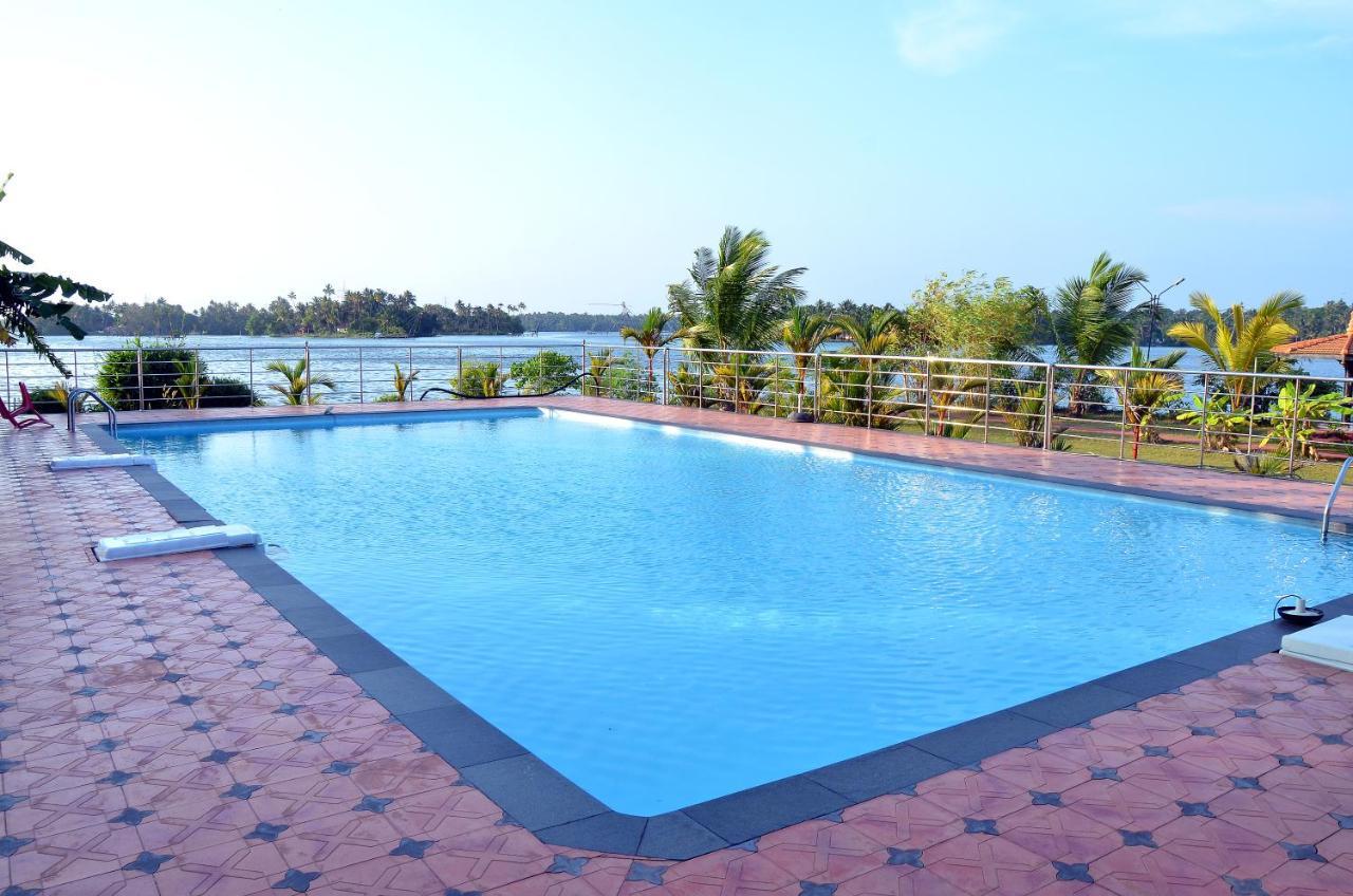 REGANT LAKE VILLAGE, Kollam. Chavara Esterno foto