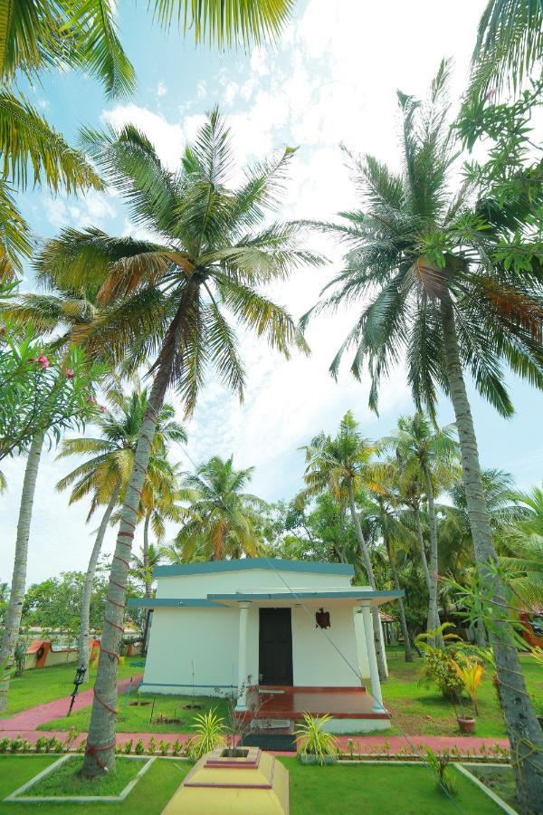REGANT LAKE VILLAGE, Kollam. Chavara Esterno foto