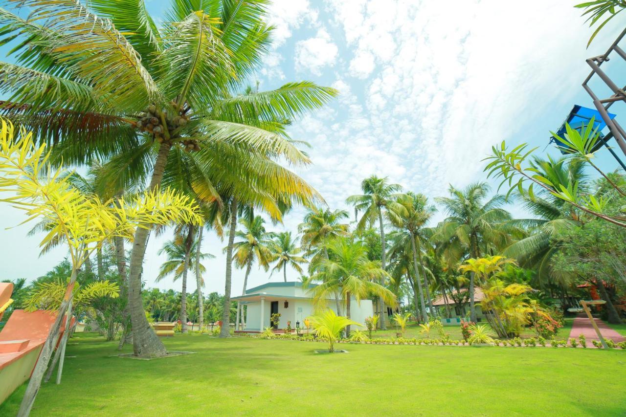 REGANT LAKE VILLAGE, Kollam. Chavara Esterno foto