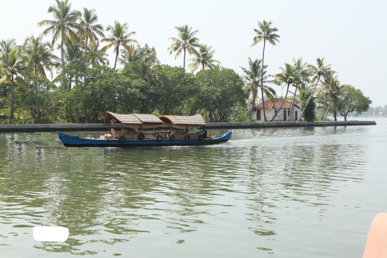 REGANT LAKE VILLAGE, Kollam. Chavara Esterno foto