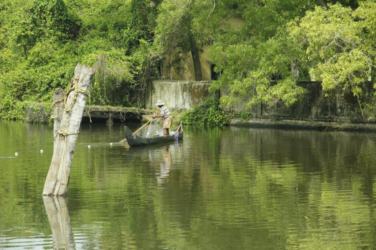 REGANT LAKE VILLAGE, Kollam. Chavara Esterno foto