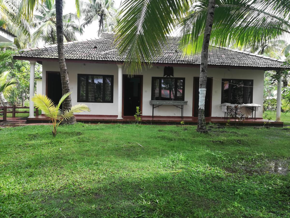 REGANT LAKE VILLAGE, Kollam. Chavara Esterno foto
