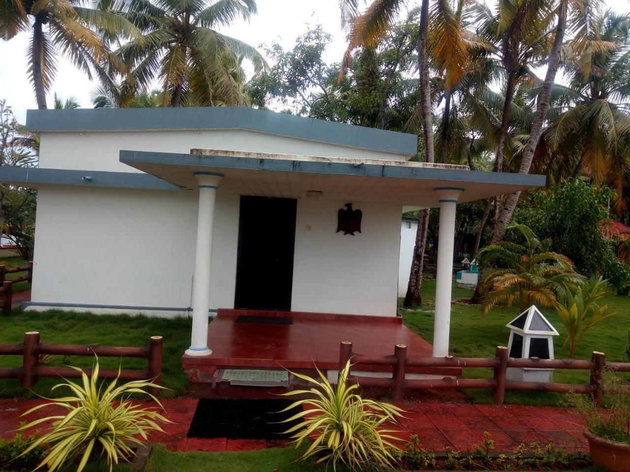 REGANT LAKE VILLAGE, Kollam. Chavara Esterno foto