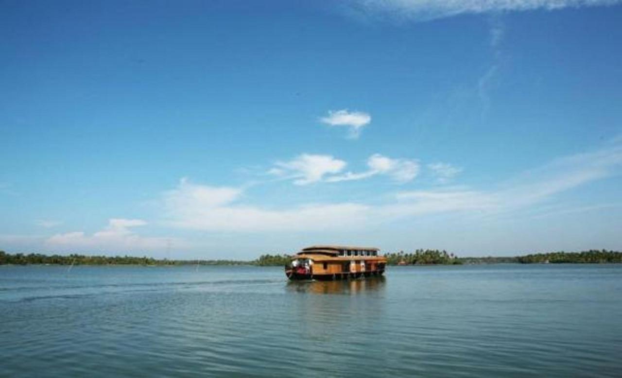 REGANT LAKE VILLAGE, Kollam. Chavara Esterno foto