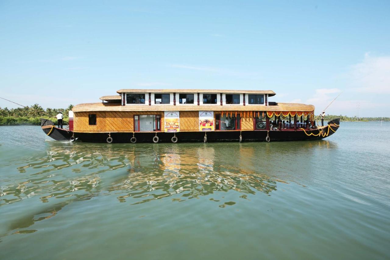 REGANT LAKE VILLAGE, Kollam. Chavara Esterno foto