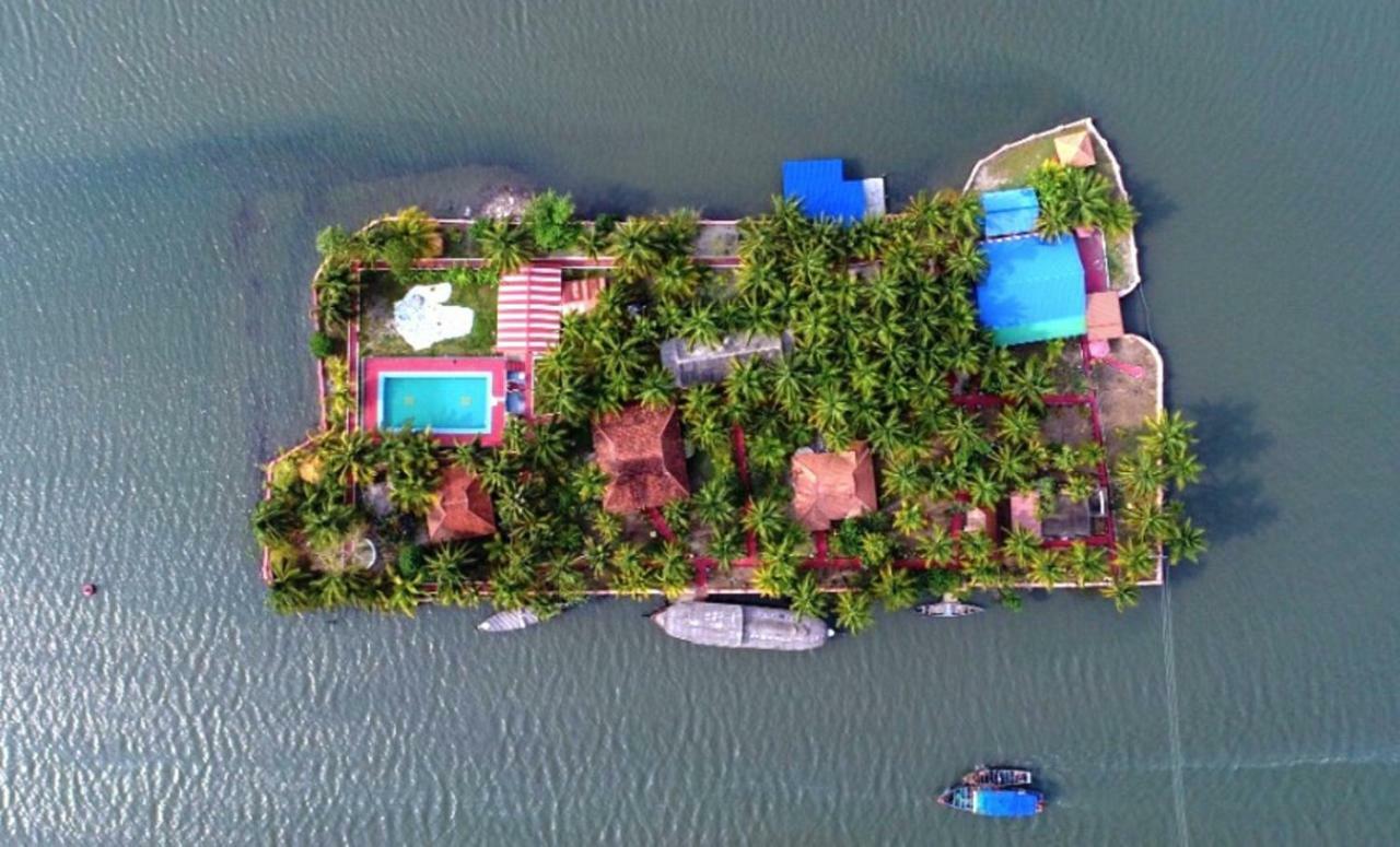 REGANT LAKE VILLAGE, Kollam. Chavara Esterno foto